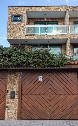 Casa à venda com 249m², 3 quartos e 5 vagas Casa à venda com 249m², 3 quartos e 5 vagasFachada