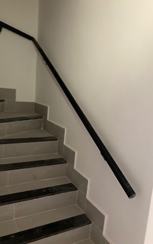 Casa à venda com 80m², 2 quartos e 1 vaga Casa à venda com 80m², 2 quartos e 1 vagaEscada
