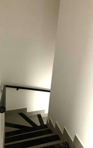 Casa à venda com 80m², 2 quartos e 1 vaga Casa à venda com 80m², 2 quartos e 1 vagaEscada