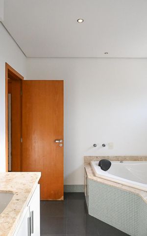 Casa à venda com 480m², 5 quartos e 5 vagasBanheiro Suíte  4