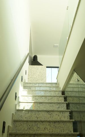 Casa à venda com 150m², 3 quartos e 2 vagasEscada