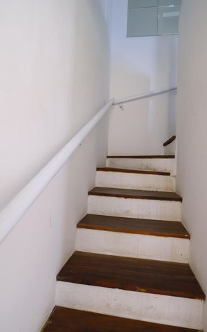 Casa de condomínio à venda com 75m², 2 quartos e 1 vagaEscada