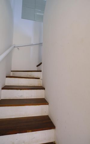 Casa de condomínio à venda com 75m², 2 quartos e 1 vagaEscada