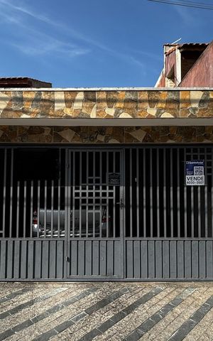 Casa à venda com 138m², 3 quartos e 2 vagas Casa à venda com 138m², 3 quartos e 2 vagasFachada