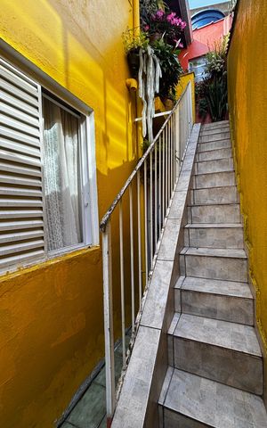 Casa à venda com 138m², 3 quartos e 2 vagas Casa à venda com 138m², 3 quartos e 2 vagasEscada