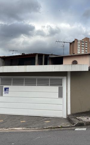 Casa para alugar com 249m², 4 quartos e 5 vagas Casa para alugar com 249m², 4 quartos e 5 vagasFachada