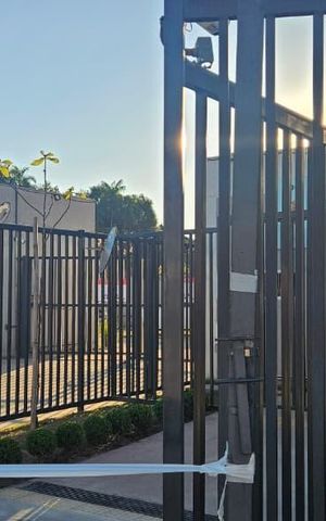 Apartamento para alugar com 41m², 2 quartos e sem vagaPlaca grande instalada na grade da fachada do condomínio no dia 06.06.2026 - Código da placa: FEWQ-1346