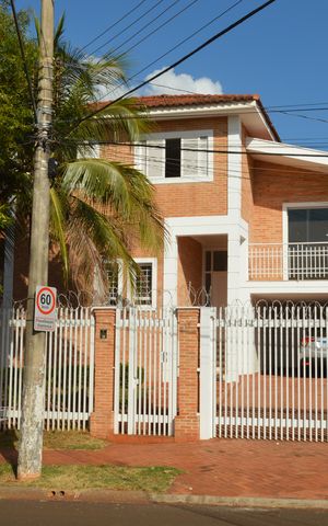 Casa para alugar com 490m², 3 quartos e 5 vagasFachada