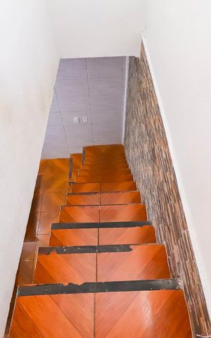 Casa à venda com 139m², 2 quartos e 2 vagasEscada