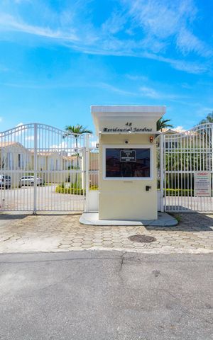 Casa de condomínio à venda com 200m², 3 quartos e 2 vagas Casa de condomínio à venda com 200m², 3 quartos e 2 vagasFachada e portaria