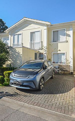 Casa de condomínio à venda com 200m², 3 quartos e 2 vagas Casa de condomínio à venda com 200m², 3 quartos e 2 vagasFachada