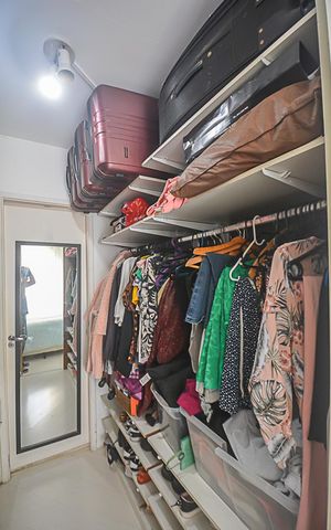 Casa de condomínio à venda com 200m², 3 quartos e 2 vagas Casa de condomínio à venda com 200m², 3 quartos e 2 vagasCloset da suíte