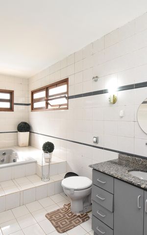 Casa para alugar com 700m², 5 quartos e 6 vagasBanheiro da Suíte
