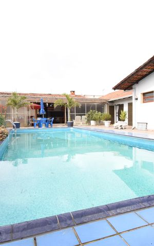 Casa para alugar com 700m², 5 quartos e 6 vagasÁrea externa -  Piscina