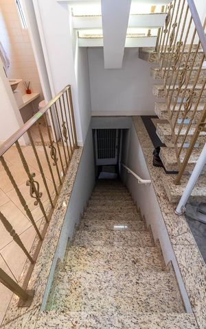 Casa à venda com 252m², 3 quartos e 4 vagasEscada Interna da Garagem