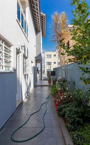 Casa à venda com 252m², 3 quartos e 4 vagasCorredor Lateral