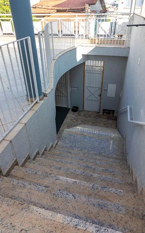 Casa à venda com 252m², 3 quartos e 4 vagasCorredor Lateral - Escada