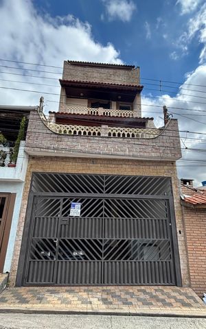 Casa à venda com 400m², 3 quartos e 3 vagas Casa à venda com 400m², 3 quartos e 3 vagasFachada