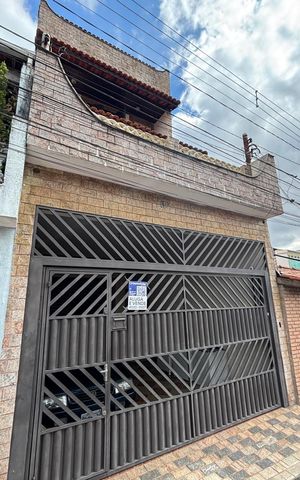 Casa à venda com 400m², 3 quartos e 3 vagas Casa à venda com 400m², 3 quartos e 3 vagasFachada