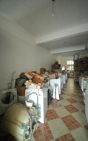 Casa à venda com 400m², 3 quartos e 3 vagasSalão ( Depósito/garagem) 