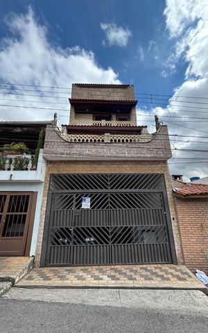 Casa à venda com 400m², 3 quartos e 3 vagas Casa à venda com 400m², 3 quartos e 3 vagasFachada