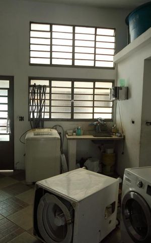 Casa à venda com 400m², 3 quartos e 3 vagasSalão ( Depósito/garagem) 