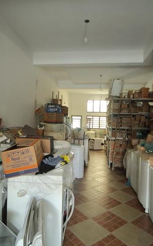 Casa à venda com 400m², 3 quartos e 3 vagasSalão ( Depósito/garagem) 
