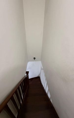 Casa à venda com 132m², 3 quartos e sem vaga Casa à venda com 132m², 3 quartos e sem vagaEscada