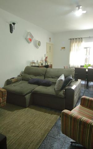 Casa à venda com 202m², 3 quartos e 3 vagasSala
