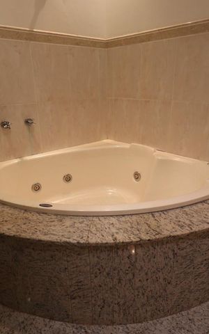 Casa de condomínio para alugar com 2000m², 3 quartos e 1 vaga Casa de condomínio para alugar com 2000m², 3 quartos e 1 vagaBanheiro da Suíte 2