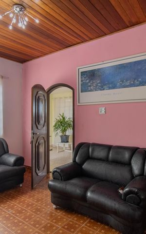 Casa à venda com 241m², 4 quartos e 2 vagasSala