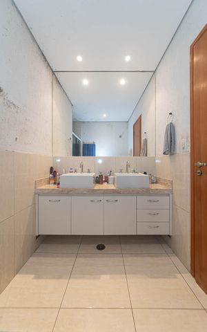 Casa para alugar com 298m², 3 quartos e 4 vagas Casa para alugar com 298m², 3 quartos e 4 vagasBanheiro da Suite