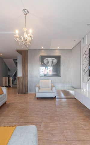 Casa para alugar com 298m², 3 quartos e 4 vagas Casa para alugar com 298m², 3 quartos e 4 vagasSala