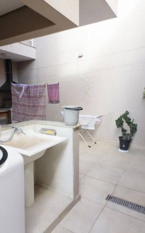 Casa à venda com 250m², 3 quartos e 4 vagasÁrea de Serviço