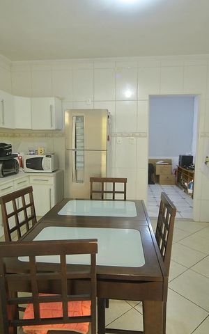 Casa à venda com 274m², 2 quartos e 3 vagasCozinha 