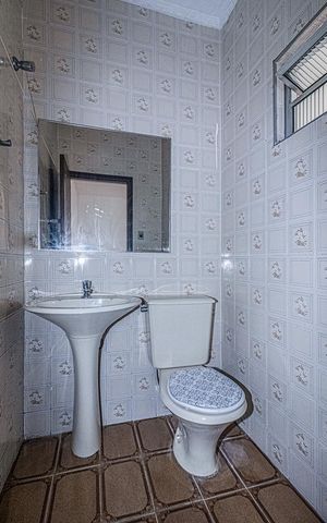 Casa à venda com 205m², 3 quartos e 3 vagas Casa à venda com 205m², 3 quartos e 3 vagasbanheiro no salão de festas_3