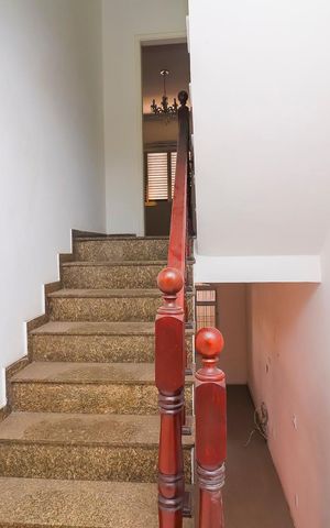 Casa à venda com 155m², 3 quartos e 2 vagasEscada