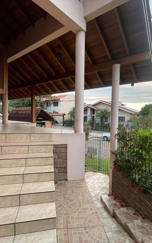 Casa à venda com 390m², 5 quartos e 2 vagas