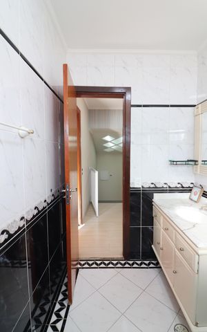 Casa para alugar com 272m², 3 quartos e 4 vagasBanheiro Social