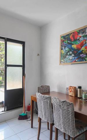 Casa à venda com 174m², 6 quartos e 2 vagas Casa à venda com 174m², 6 quartos e 2 vagasSala