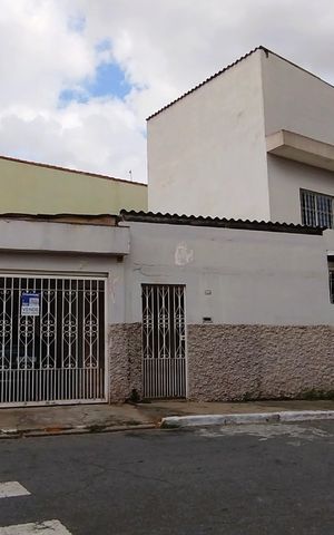 Casa à venda com 174m², 6 quartos e 2 vagas Casa à venda com 174m², 6 quartos e 2 vagasFachada + Placa