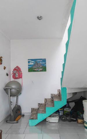 Casa à venda com 174m², 6 quartos e 2 vagas Casa à venda com 174m², 6 quartos e 2 vagasSala