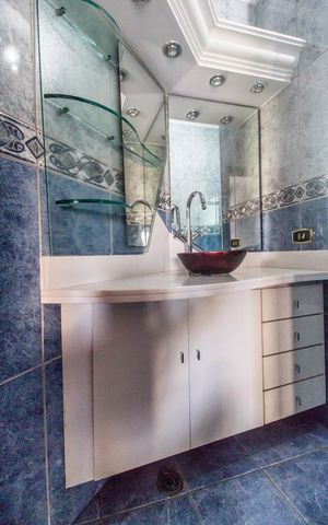 Casa de condomínio à venda com 327m², 4 quartos e 3 vagas Casa de condomínio à venda com 327m², 4 quartos e 3 vagasBanheiro da Suíte