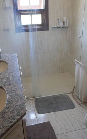 Casa de condomínio à venda com 322m², 4 quartos e 4 vagas Casa de condomínio à venda com 322m², 4 quartos e 4 vagasBanheiro da Suíte 1