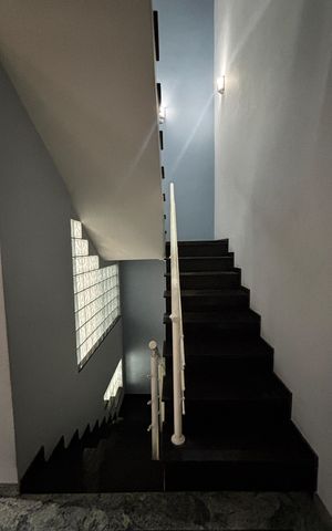 Casa à venda com 536m², 4 quartos e 11 vagas Casa à venda com 536m², 4 quartos e 11 vagasEscada