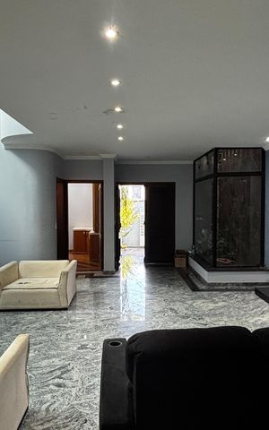 Casa à venda com 536m², 4 quartos e 11 vagas Casa à venda com 536m², 4 quartos e 11 vagasSala de Estar