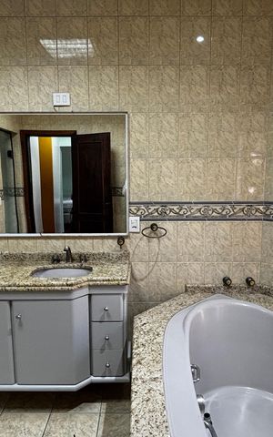 Casa à venda com 536m², 4 quartos e 11 vagas Casa à venda com 536m², 4 quartos e 11 vagasBanheiro da Suíte 1