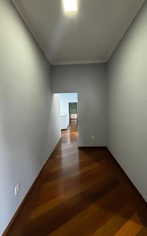 Casa à venda com 536m², 4 quartos e 11 vagas Casa à venda com 536m², 4 quartos e 11 vagasCorredor