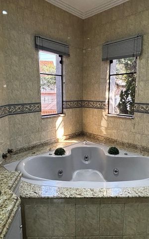 Casa à venda com 536m², 4 quartos e 11 vagas Casa à venda com 536m², 4 quartos e 11 vagasBanheiro da Suíte 1