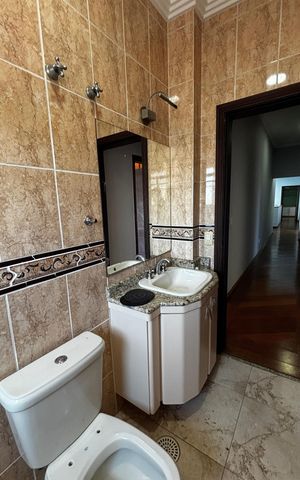 Casa à venda com 536m², 4 quartos e 11 vagas Casa à venda com 536m², 4 quartos e 11 vagasBanheiro social